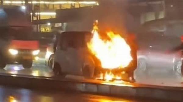 Tragedi Di Balap Drift! Mobil Terbakar Hebat Di Tengah Lintasan, Pembalap Selamat!